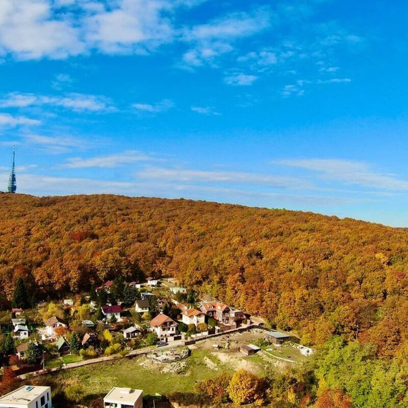 Vily Koliba,projekt,Unikátne riešenie,pre náročných,vily Bratislava,rezort,Trojica objektov,domy,luxusné bývanie,maximálne súkromie,privátne vonkajšie plochy,dohodnúť obhliadku,zenith,všetky výhody,mestske vily koliba,LUSSUOSA - www.vilykoliba.sk,vírivka,panoráma Bratislavy,výhľad na mesto,kamzík,bývanie v prírode,YEME potraviny,OD Slimak,Billa,OD Polus,Central,Tesco Express